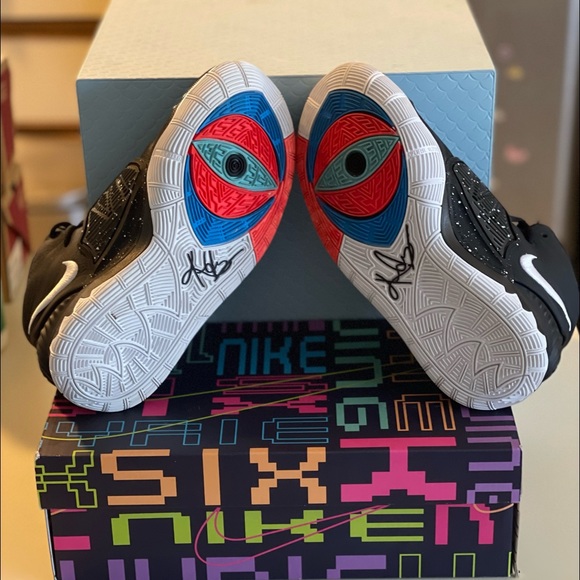 Boy size 7Y Black Nike Kyrie 6. Shoes are brand new only worn once. Orig box - Picture 5 of 7